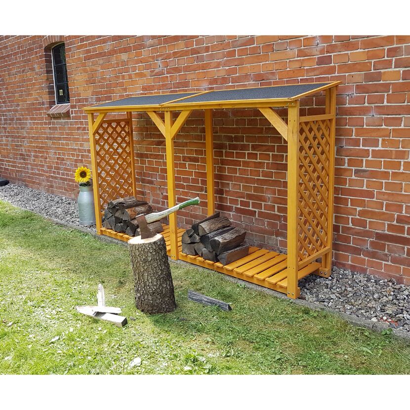 Holzlagerregal mit Brennholz und Axt