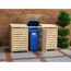 Mülltonnenbox aus Holz mit blauer Mülltonne