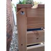 Ecke einer Mülltonnenbox aus Holz mit Schraube