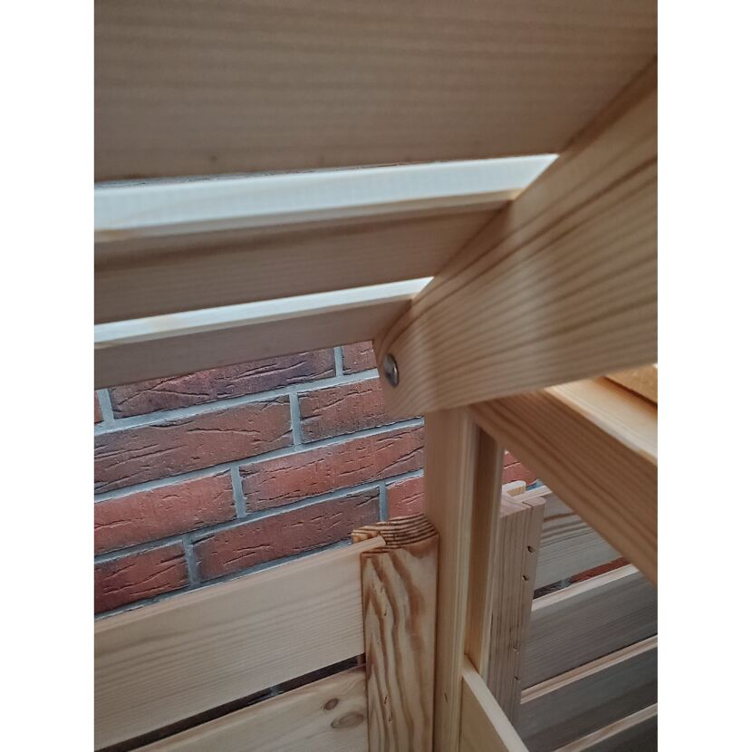 Nahaufnahme einer Holzverbindung mit Schraube