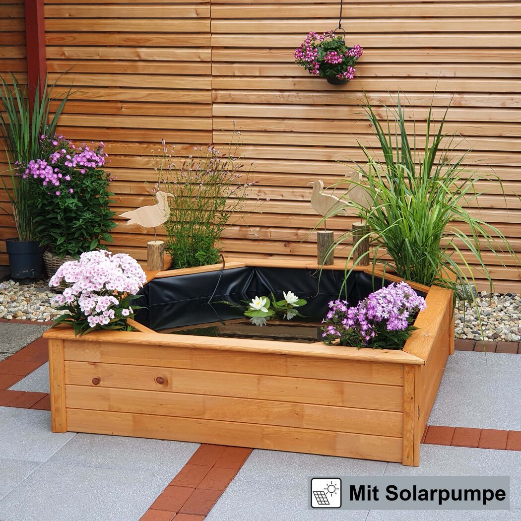 Holz-Hochteich mit Seerosen und Solarpumpe