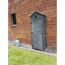 Grauer Gartenschrank an Backsteinwand