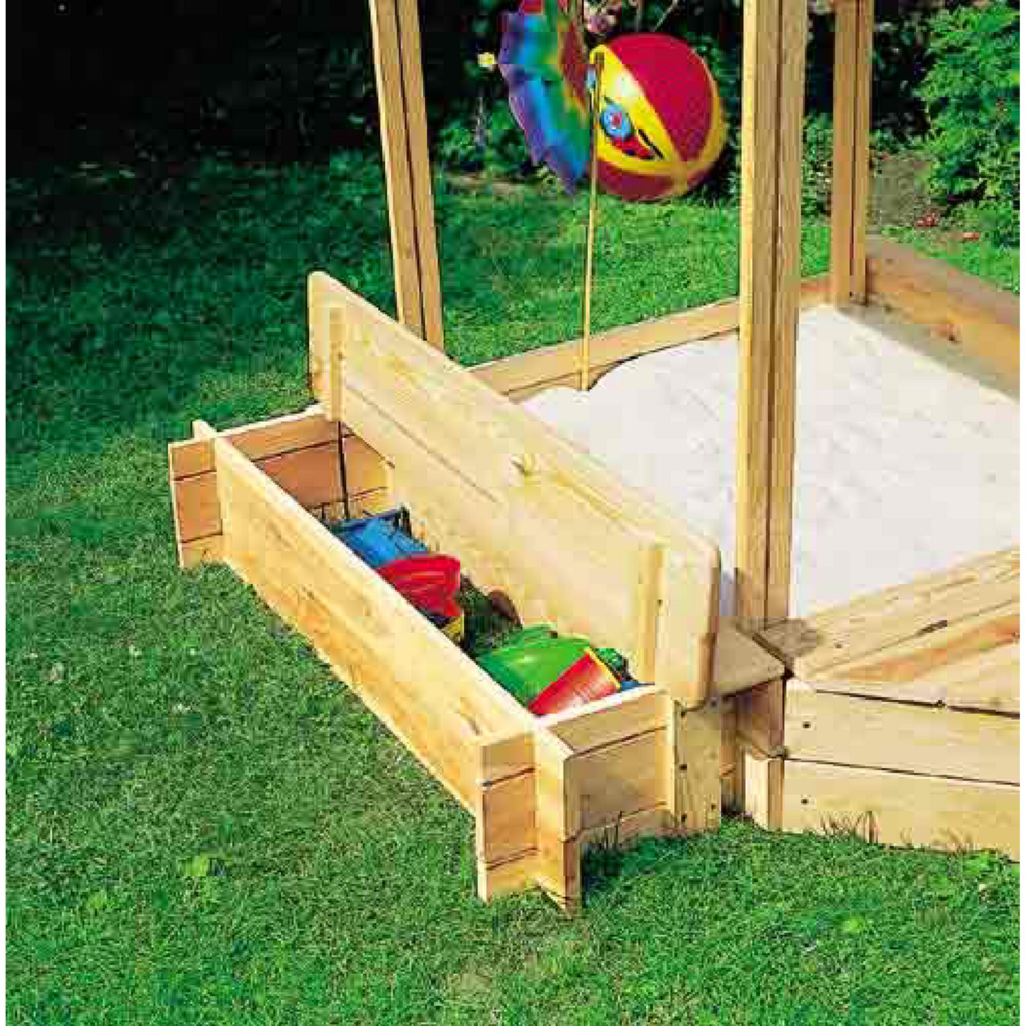 Hölzerner Sandkasten mit Sitzfläche und Stauraum