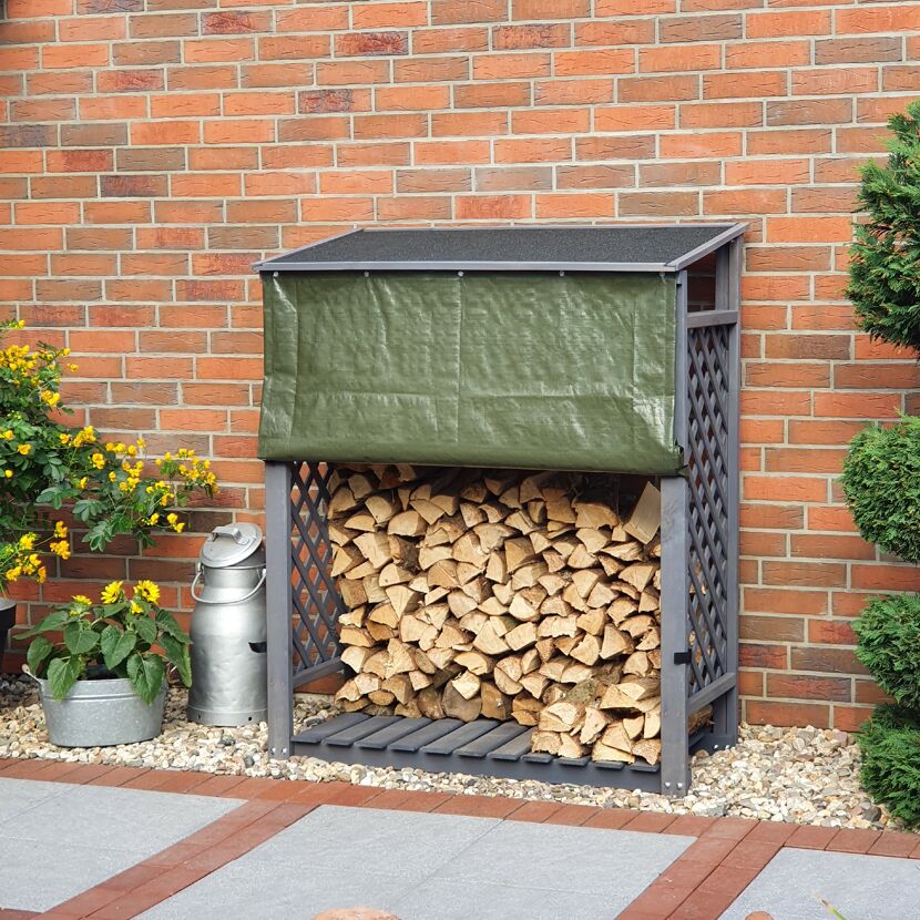 Holzstapel unter Abdeckung