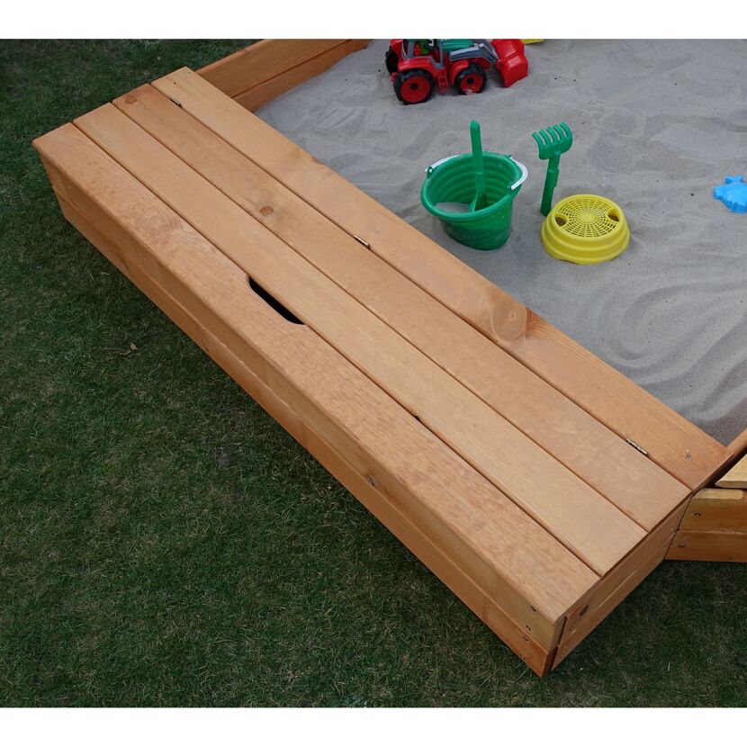 Sandkasten mit Sitzbank und Spielzeug
