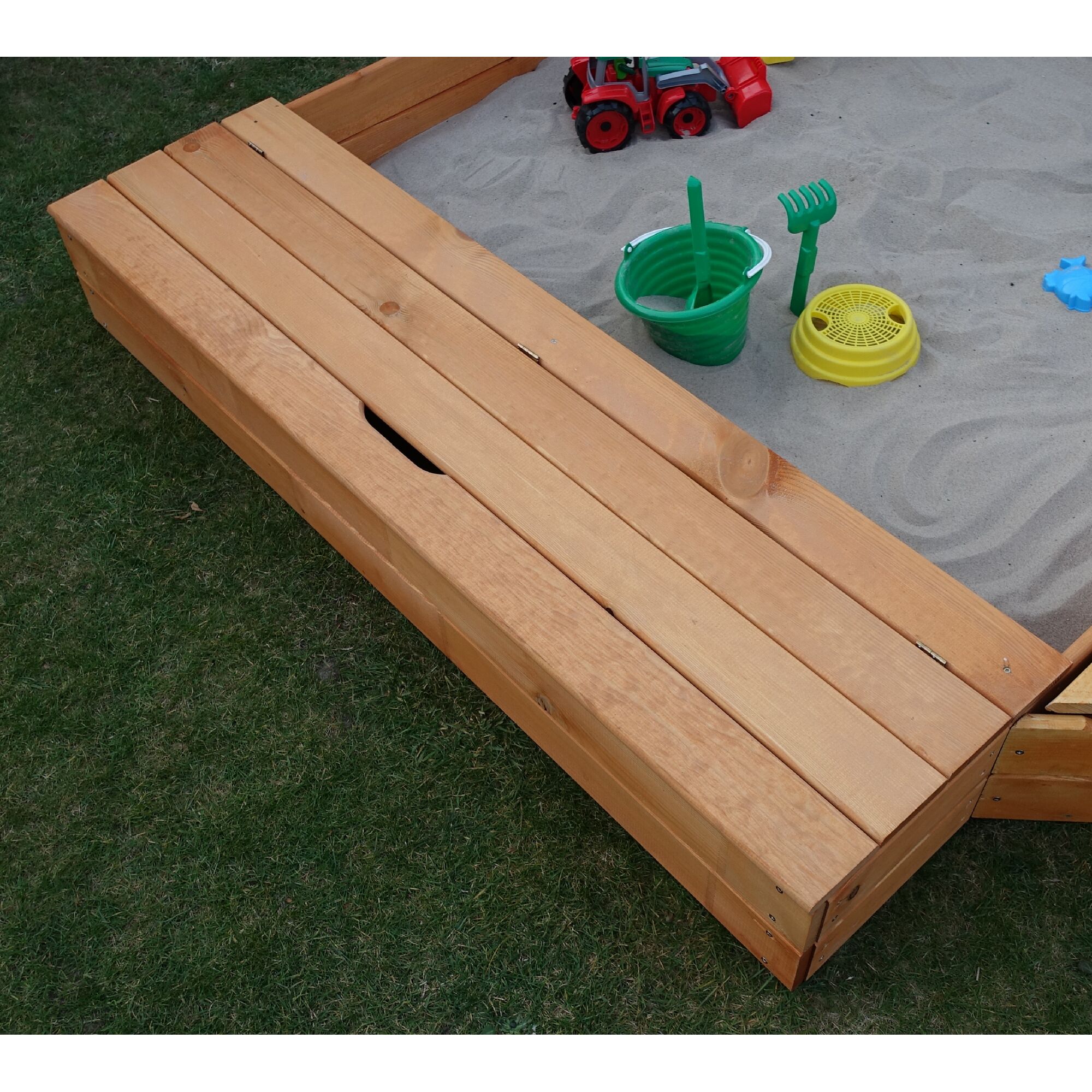 Sandkasten mit Sitzbank und Spielzeug