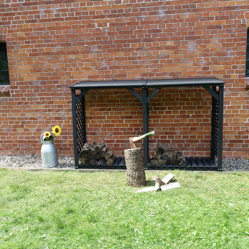 Holzstapel mit Axt