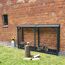 Holzstapel mit Axt und Hackklotz