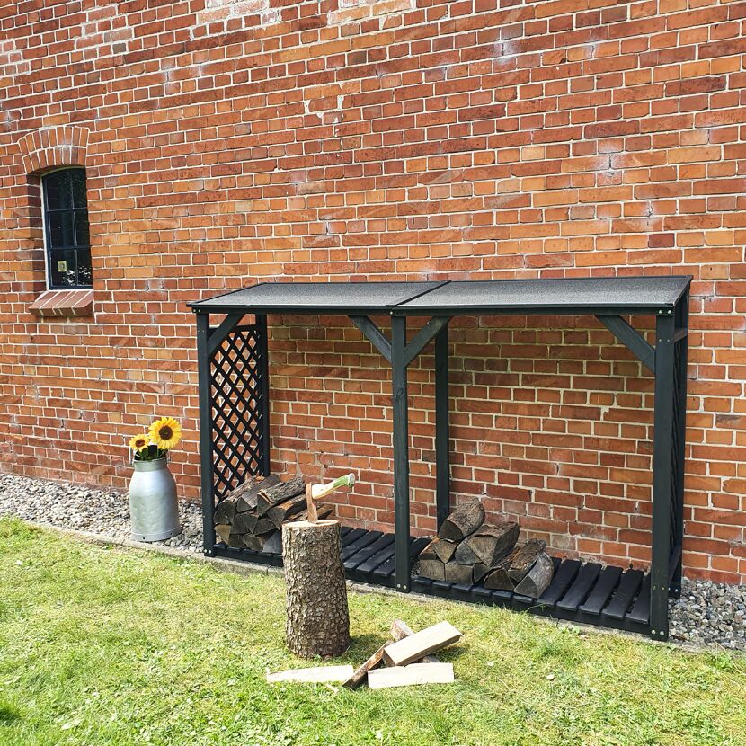 Holzstapel mit Axt und Hackklotz
