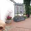 Grauer Rankkasten mit Rankgitter und Blumen