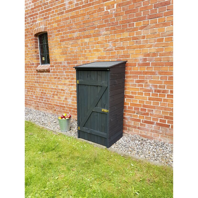 Schwarzer Gartenschrank an Backsteinwand