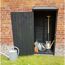 Offener Gartenschrank mit Spaten und Rechen