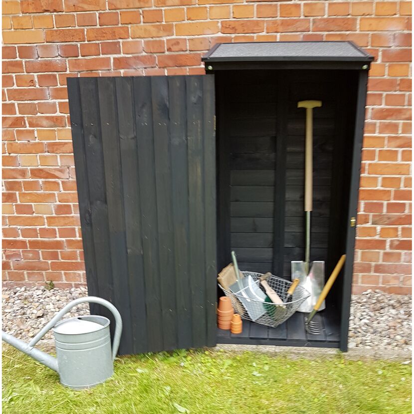 Offener Gartenschrank mit Spaten und Rechen