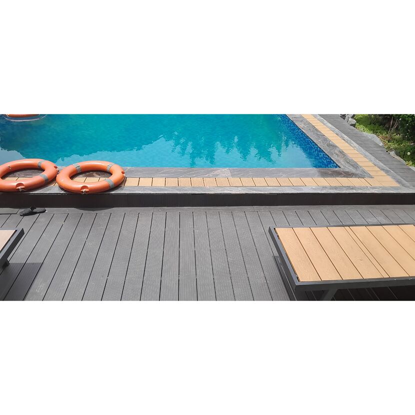 Pool mit zwei Rettungsringen