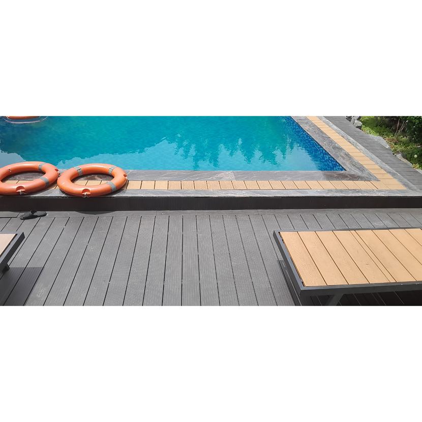 Pool mit zwei Rettungsringen
