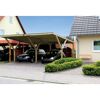 Doppelcarport mit Flachdach aus Holz und zwei Autos darunter.