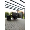 Tisch und Stühle auf Terrassendielen unter einem Terrassendach