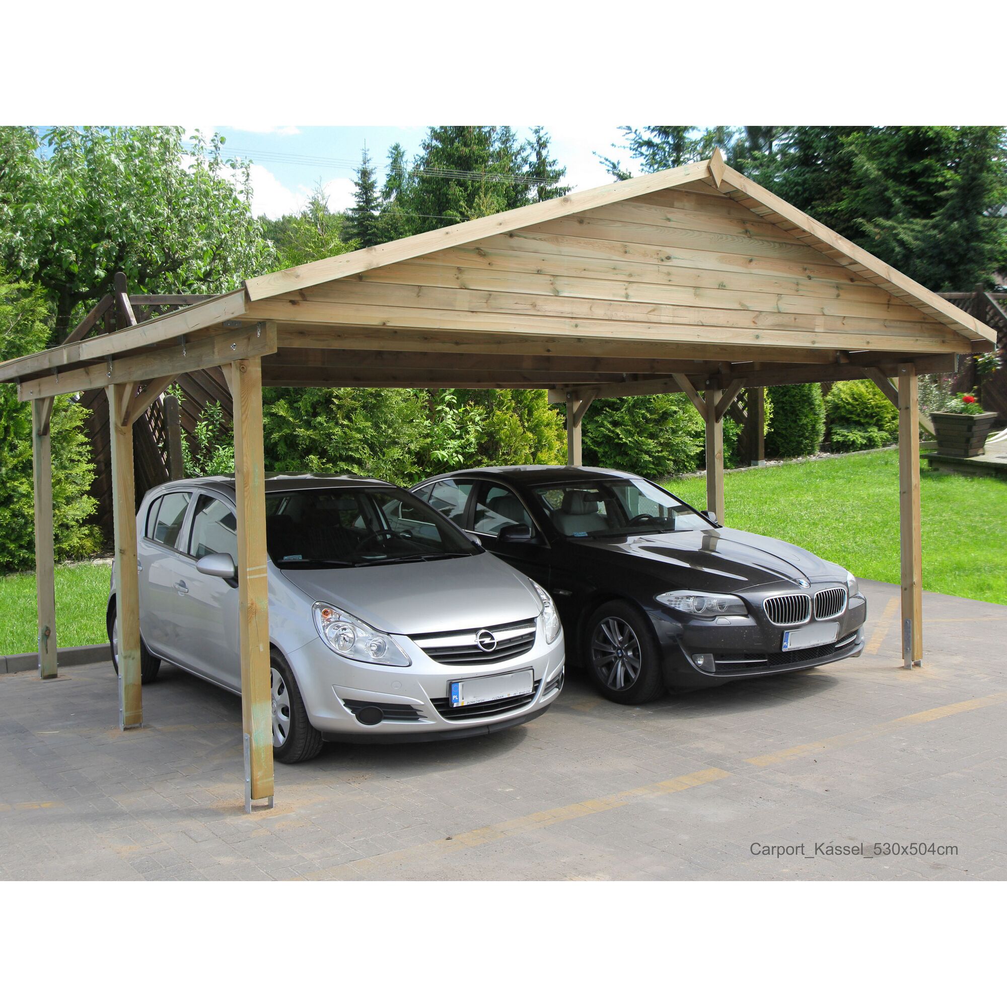 Doppelcarport aus Holz mit zwei Autos