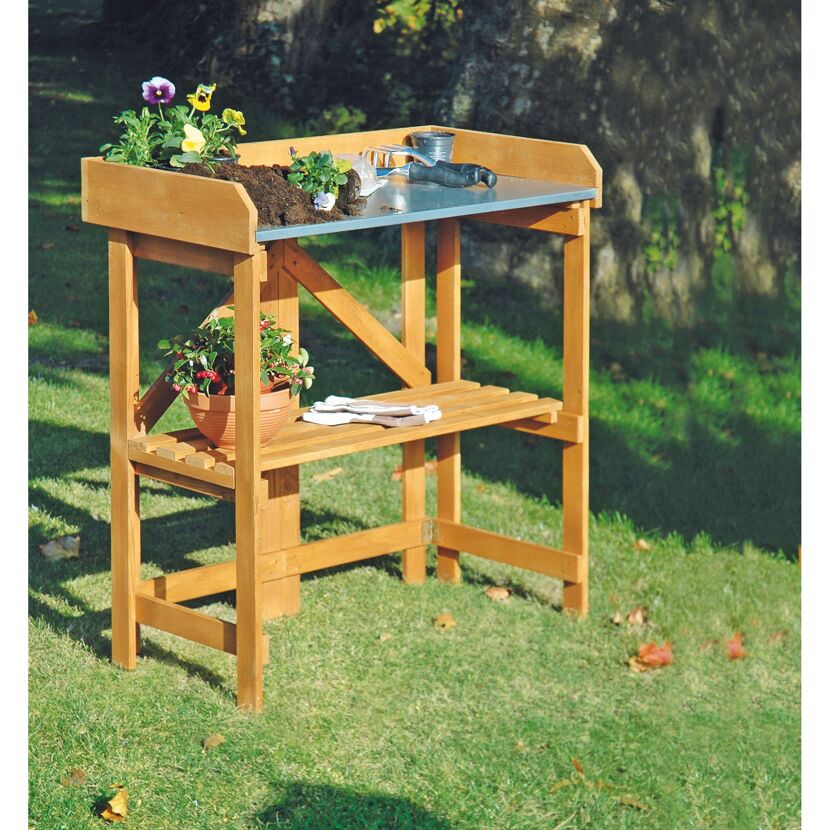 Gärtnerpflanztisch aus Holz mit Blumen und Gartengeräten