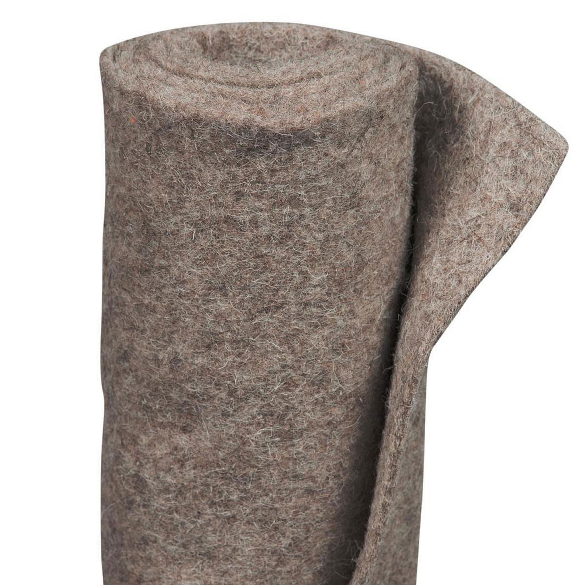 Rolle einer grauen Schafwollmatte