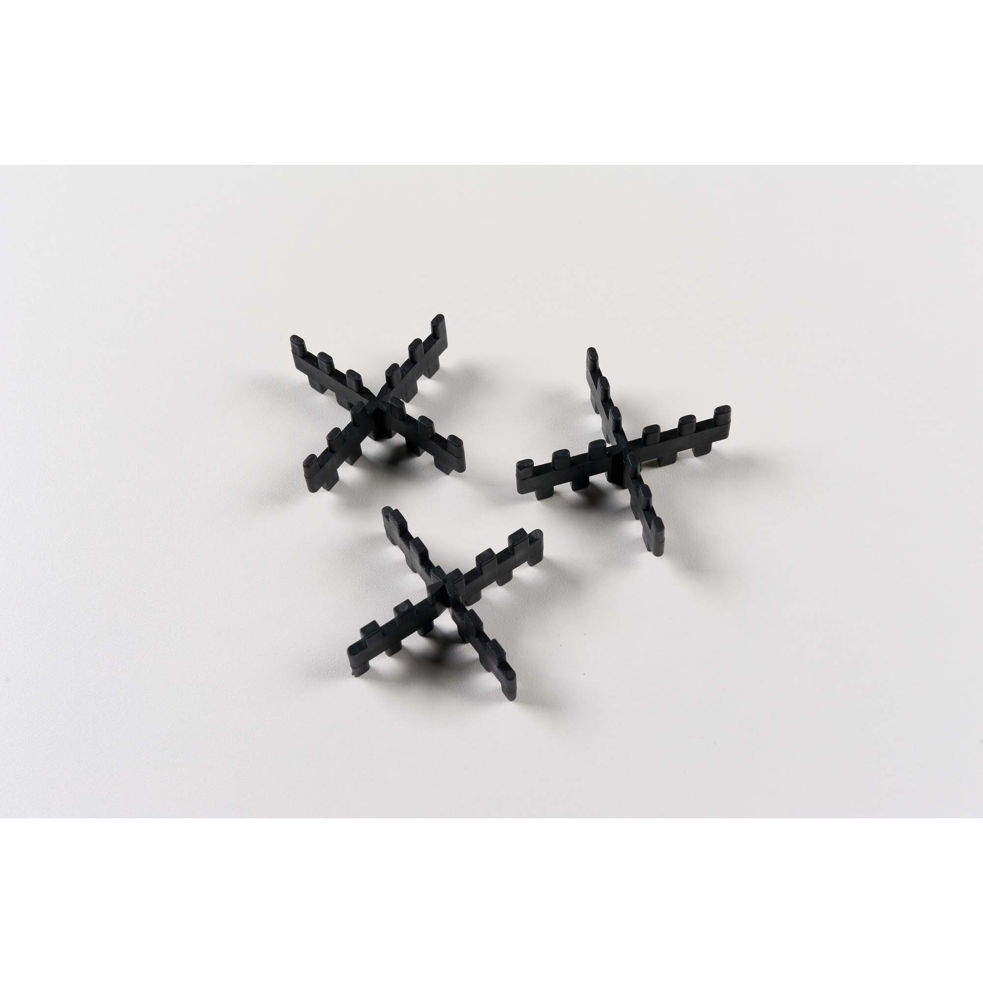 Drei schwarze Fugenkreuze