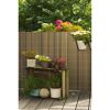 Blumenkästen und -töpfe auf einem Balkon mit Sichtschutz