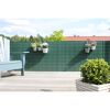 Grüner Sichtschutzzaun auf Terrasse