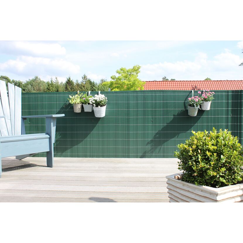 Grüner Sichtschutzzaun auf Terrasse