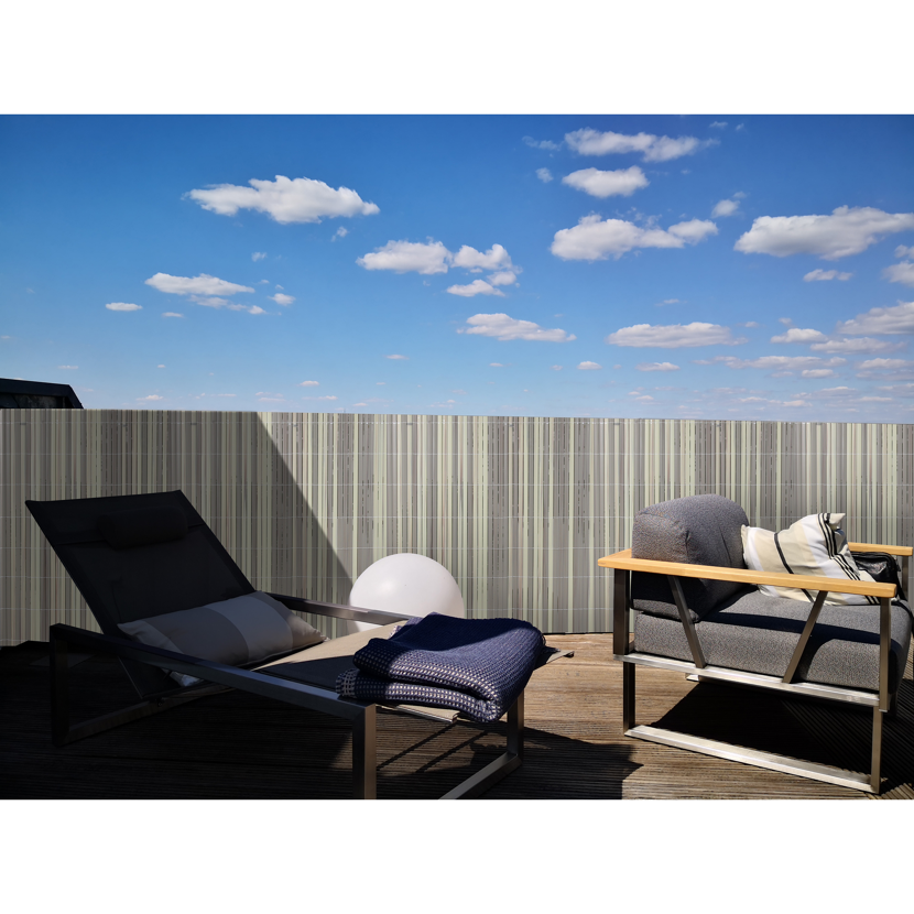 Sichtschutz auf Balkon mit Sessel und Liege