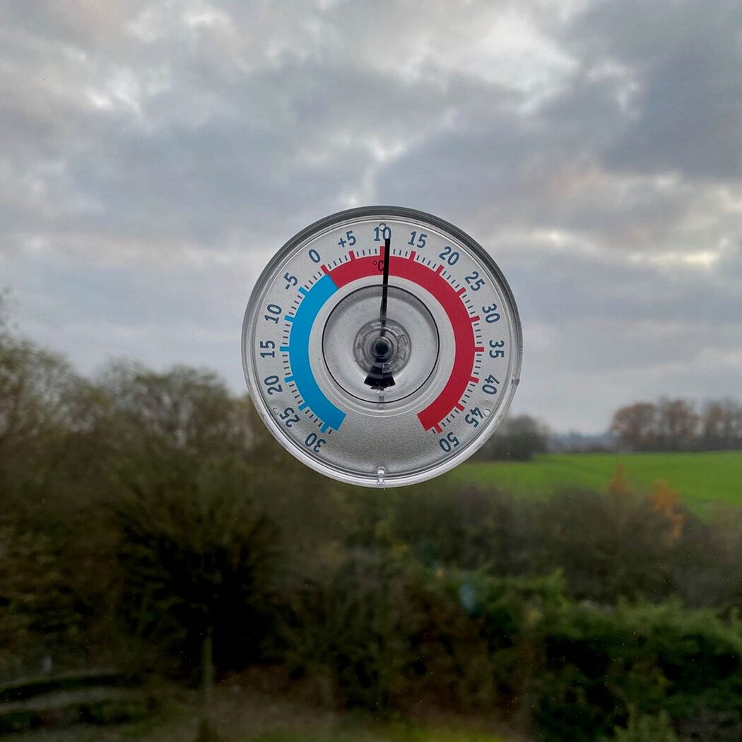 Fensterthermometer bei 10 Grad Celsius