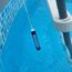 Thermometer im blauen Poolwasser