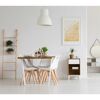 Modern eingerichtetes Esszimmer in Weiß