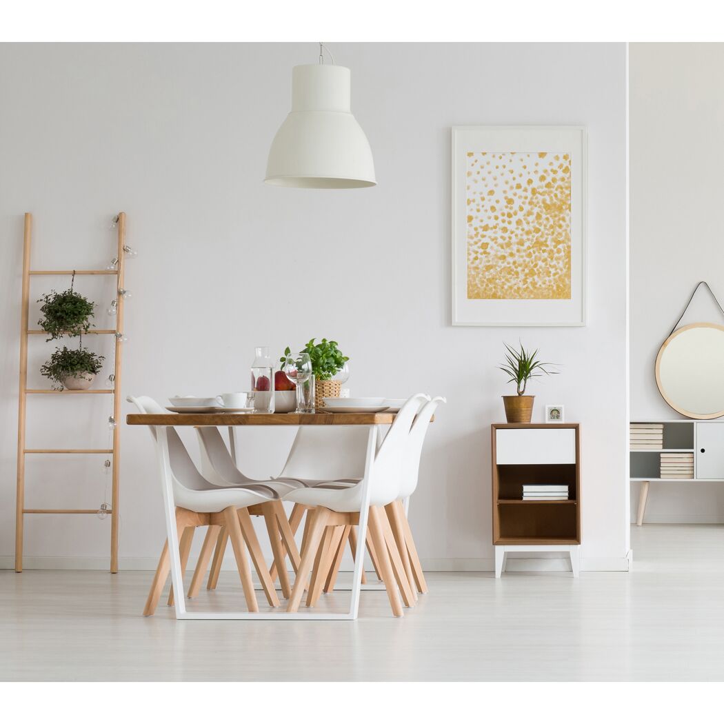 Modern eingerichtetes Esszimmer in Weiß