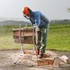 Person sägt Holz mit Sägebock von Wolfcraft