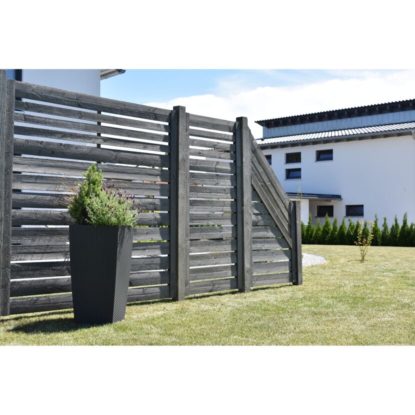 Grauer Sichtschutzzaun NEO im Garten