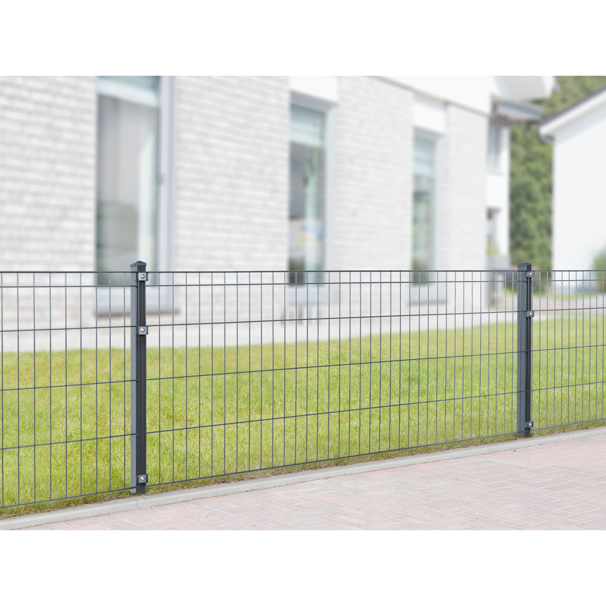 Anthrazites Zaunsystem MICHL vor einem Haus mit Rasen