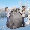 Zwei Kinder halten einen Winterschutz für Pflanzen.