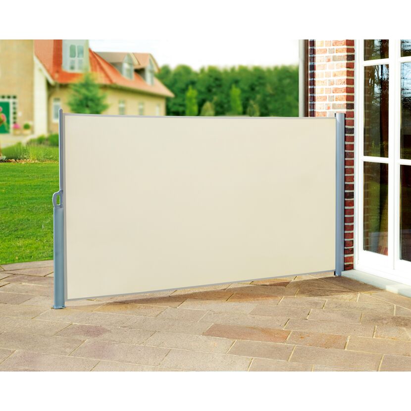 Beige Seitenmarkise am Haus
