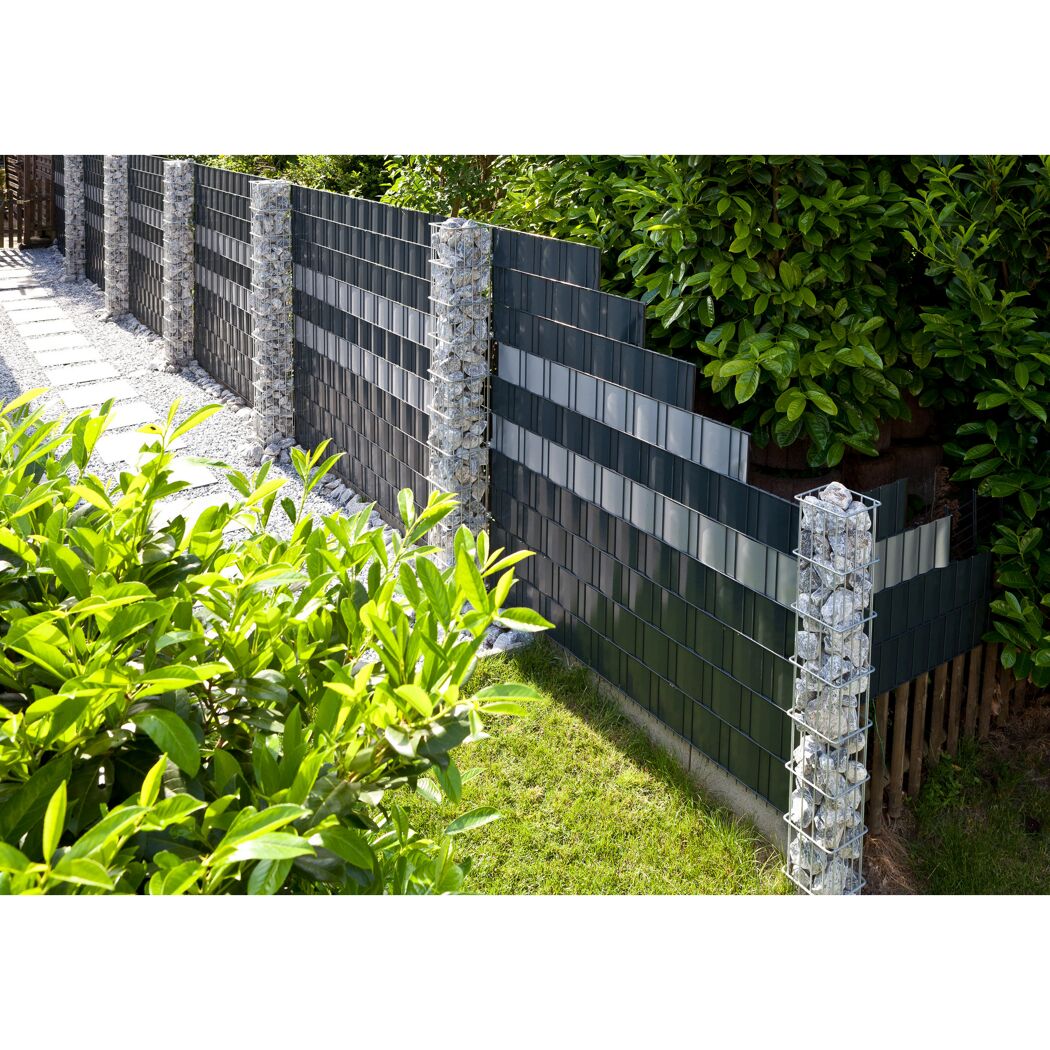 Grauer Sichtschutzzaun im Garten