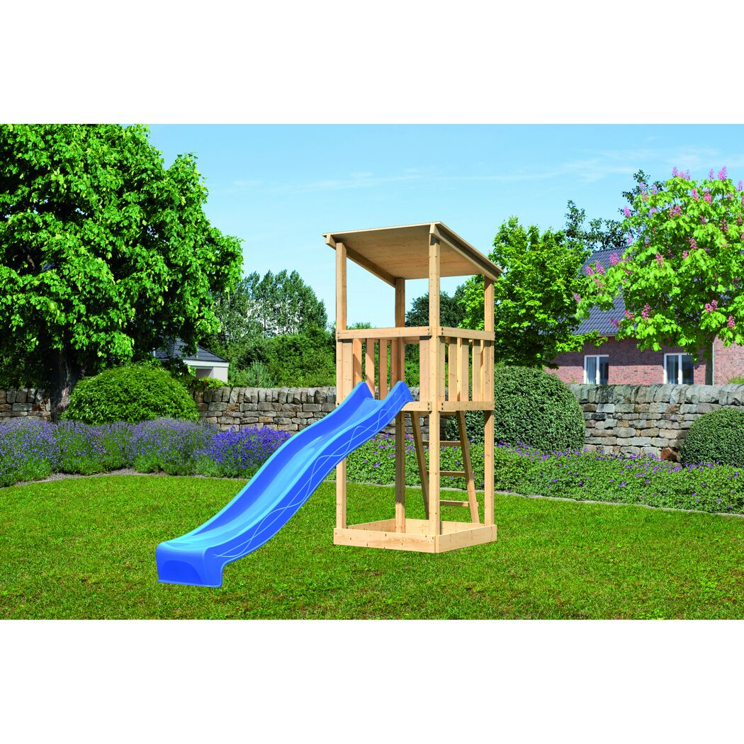 Holzturm mit blauer Rutsche im Garten