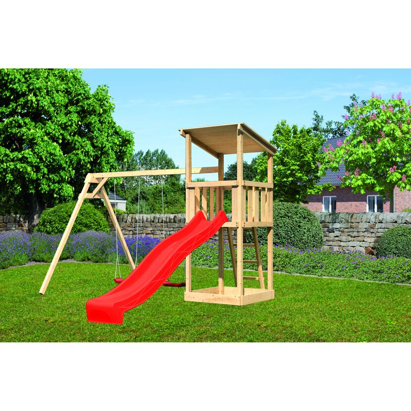 Holzschaukel mit roter Rutsche und kleinem Spielturm