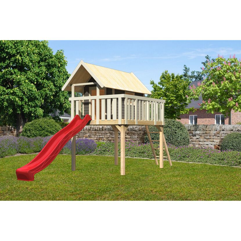 Spielturm aus Holz mit roter Rutsche im Garten