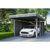 Auto steht unter einem grauen Carport.