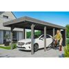 Person schiebt Fahrrad unter Carport.