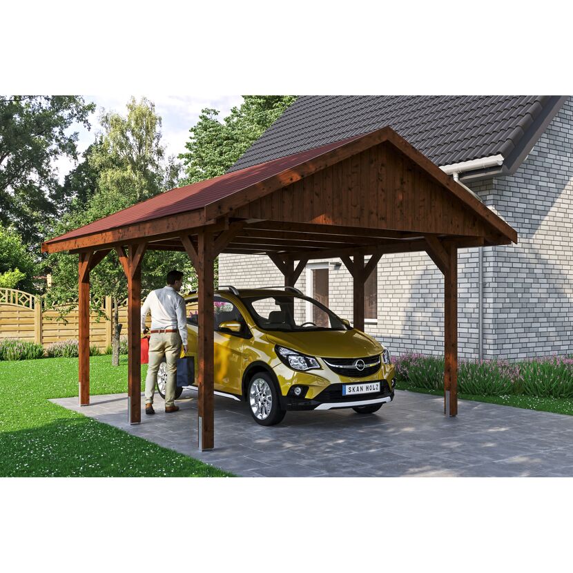 Person parkt gelbes Auto unter Carport.