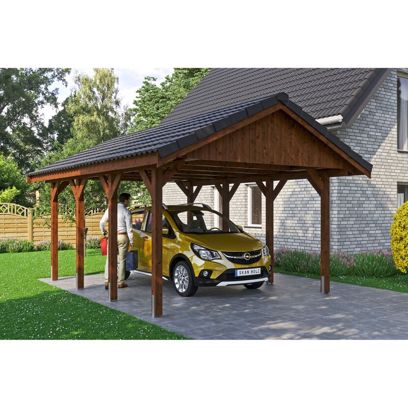 Person parkt gelbes Auto unter einem Carport.
