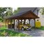 Person parkt gelbes Auto unter einem Carport.