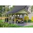 Person parkt gelbes Auto unter Carport