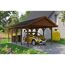 Person parkt gelbes Auto unter einem Carport aus Holz.