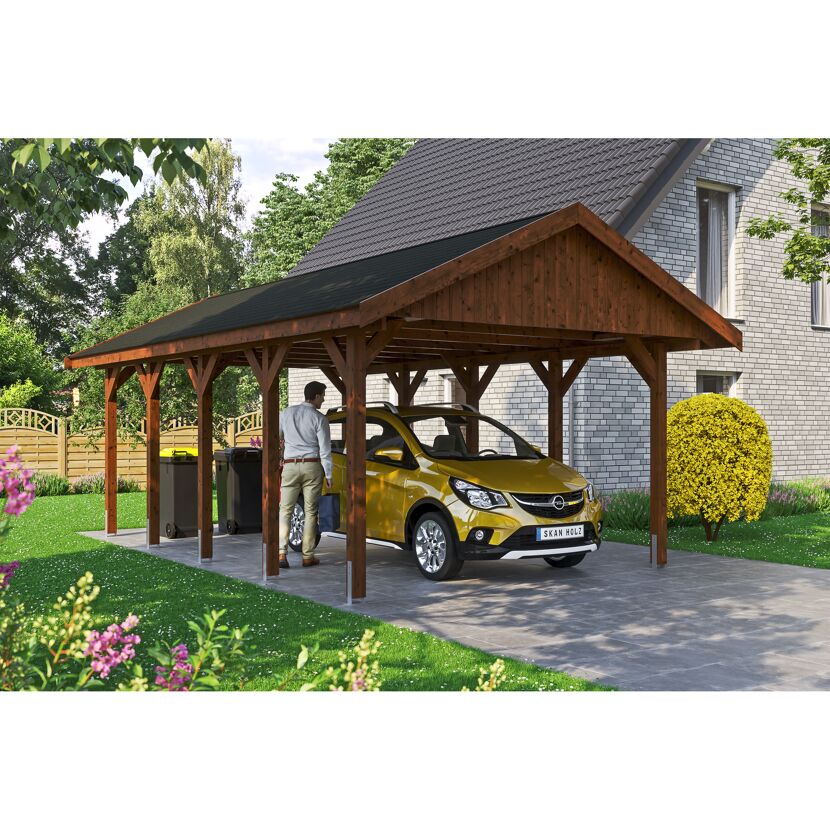 Person parkt gelbes Auto unter einem Carport aus Holz.
